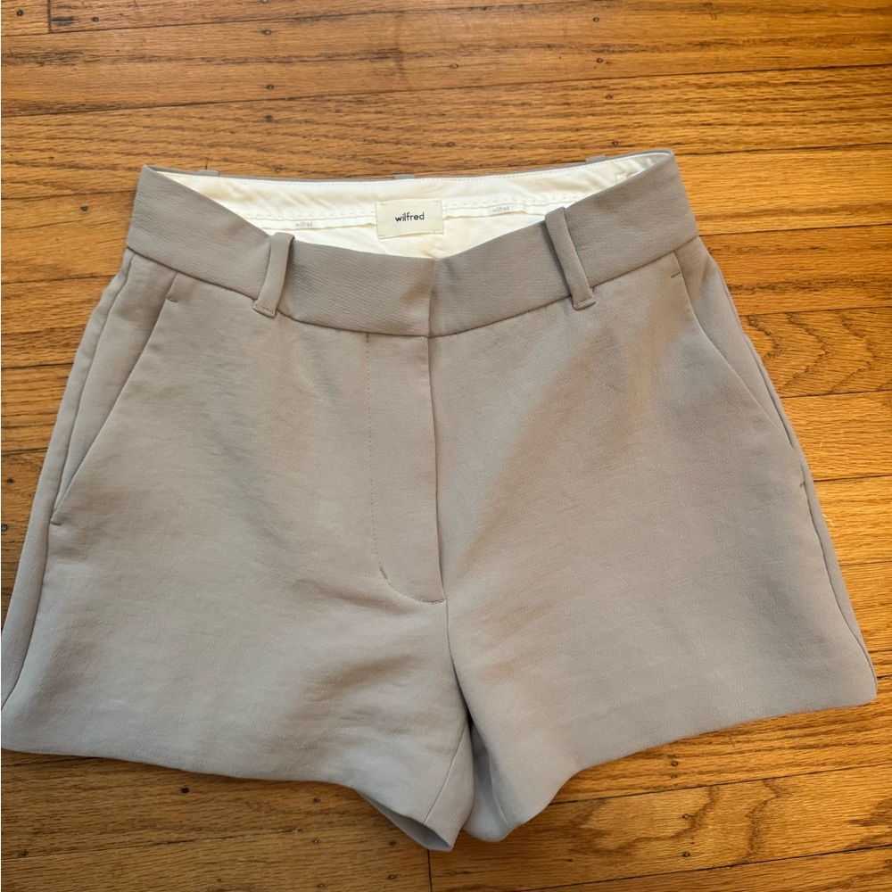 Aritzia Wilfred Grey Crepette Shorts